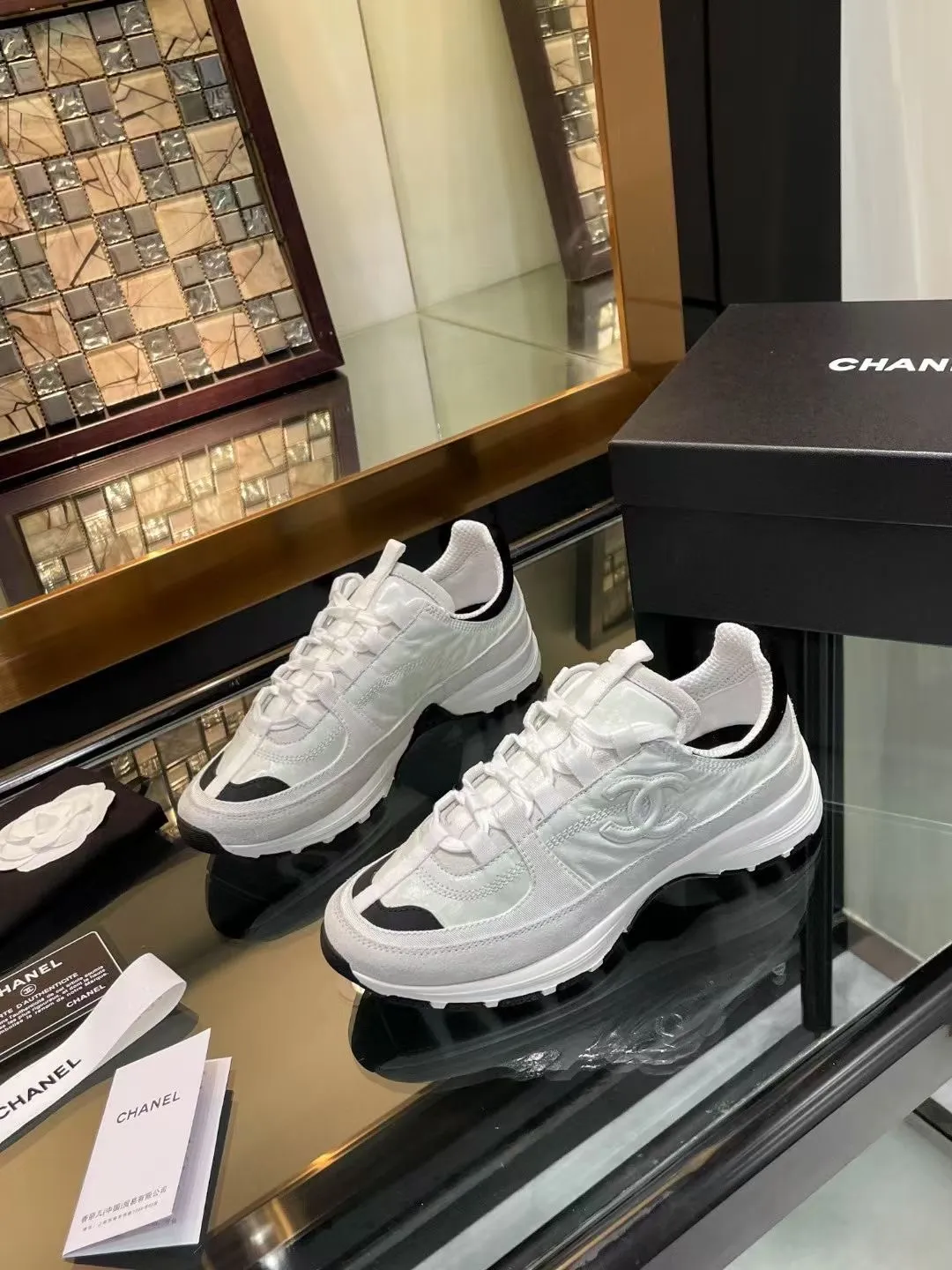 👟👟Ex-factory price 600👟👟Chanel Chanel 25SS latest white shoes, casual sports shoes, skate shoes, original purchase, development and production. Xiaoxiang C’s counter is another super hot model, loved by Internet celebrity bloggers and ladies, various praises on social platforms, super popular, high quality, breathable and super spring and summer. Seeing this issue always arouses the inner desire of girls for fashion. The latest calfskin material Classic black and white color scheme, fashionable on the feet and easy to care for #Material: Original customized imported cowhide material #Inner lining: Customized soft sheepskin lining #Sole: Original open-molded TPU non-slip outsole #Sole thickness: 2.5CM Size: 35-40 (custom-made size 40 is not returnable)